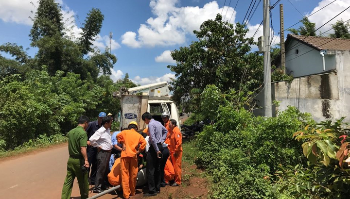 Đi tiểu tiện bên lề đường, nam thiếu niên bị điện giật chết