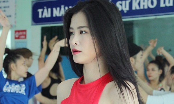 Đông Nhi mướt mồ hôi tập luyện trước thềm ‘Asia Song Festival 2017’