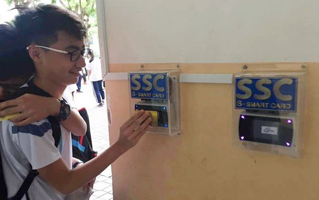 Vì sao học sinh TP.HCM điểm danh bằng cách quẹt thẻ?