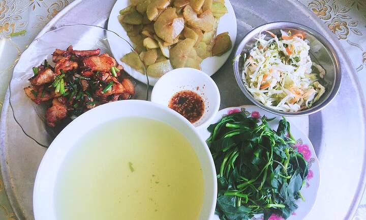 Chia sẻ mâm cơm gia đình 5 người chưa đến 50 ngàn, cô gái trẻ bị các 'thánh soi' 'mổ xẻ'