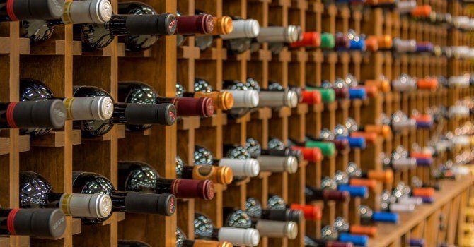 Cấm bán rượu cho người dưới 18 tuổi: Lại bất khả thi?