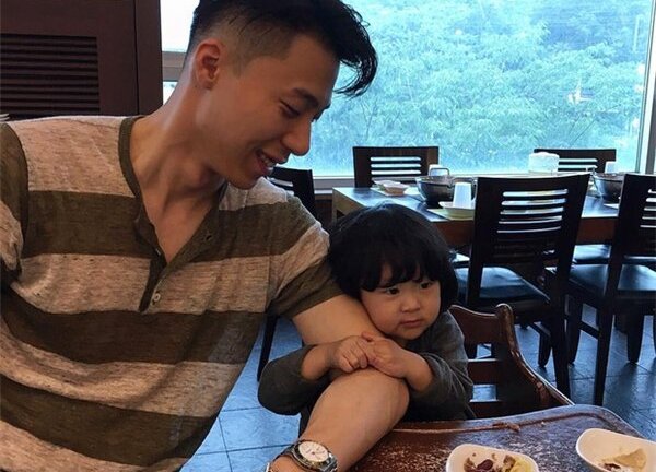 Cặp đôi bố và con gái dễ thương nhất đang gây 'bão' mạng xã hội châu Á