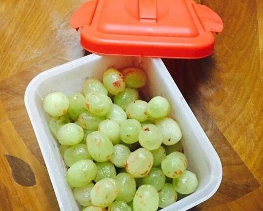 Cô gái may mắn lấy chồng được ăn nho lột vỏ từng quả, lựu tách hẳn ra dĩa là ai?