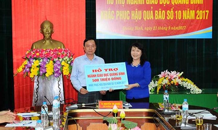 Bộ GD-ĐT trao 1 tỷ đồng hỗ trợ ngành giáo dục Quảng Bình, Hà Tĩnh