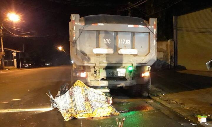 Nam thanh niên lao vào xe tải chết trong đêm