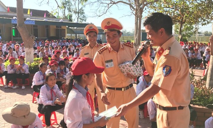 Công an Hà Tĩnh xuống trường học hướng dẫn luật giao thông cho học sinh