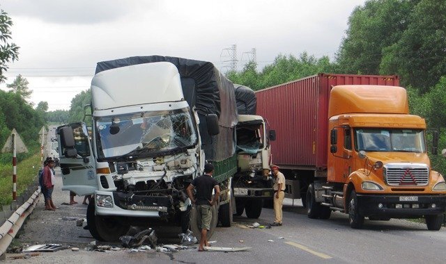 3 ô tô tông nhau liên hoàn, quốc lộ 1A ùn tắc kéo dài