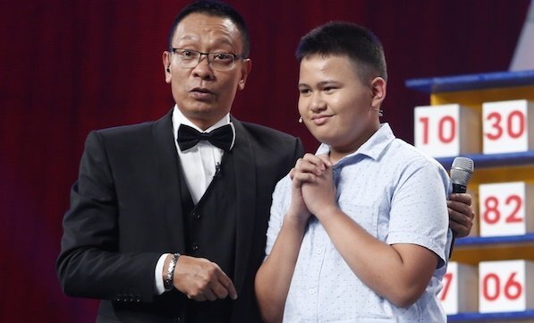 ‘Choáng’ với cậu bé Philippines có trí nhớ siêu phàm, MC Lại Văn Sâm hành động lạ trên sóng truyền hình