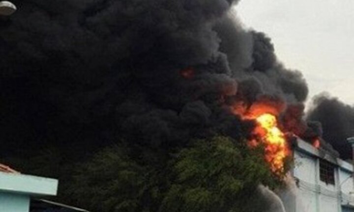 Phụ huynh hốt hoảng chạy đến điểm giữ trẻ bốc cháy dữ dội ở Sài Gòn