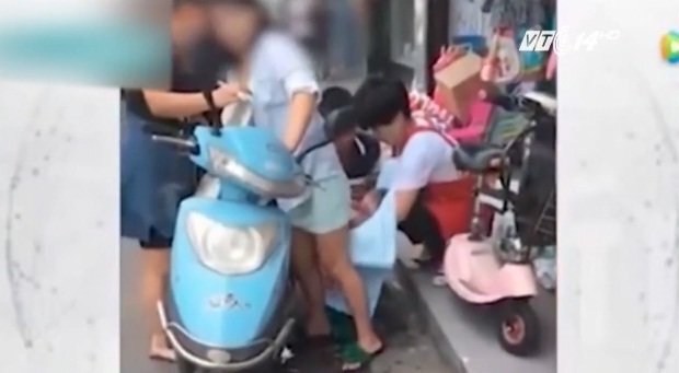 Hy hữu: Sản phụ Trung Quốc không biết mình đẻ rơi khi đang đi xe máy