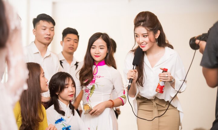 Nữ sinh hào hứng trước bí quyết để có vẻ đẹp tươi tắn của Á hậu Huyền My