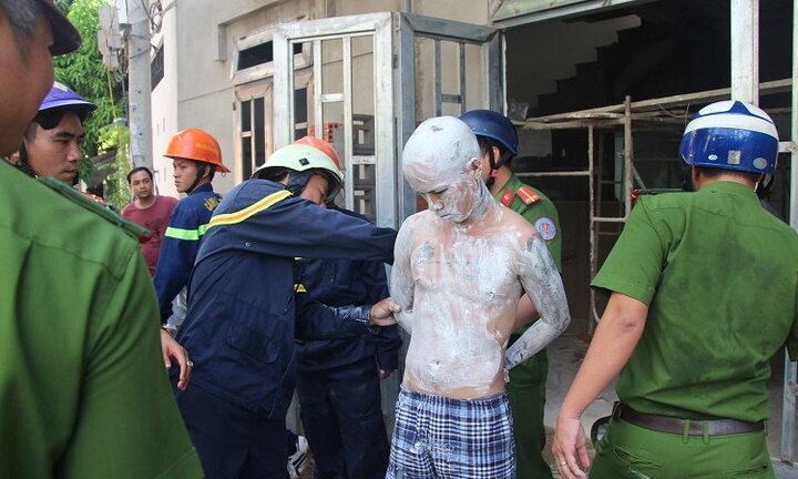 Thanh niên ngáo đá bôi vôi đầy người, leo lên tầng 3 định tự tử