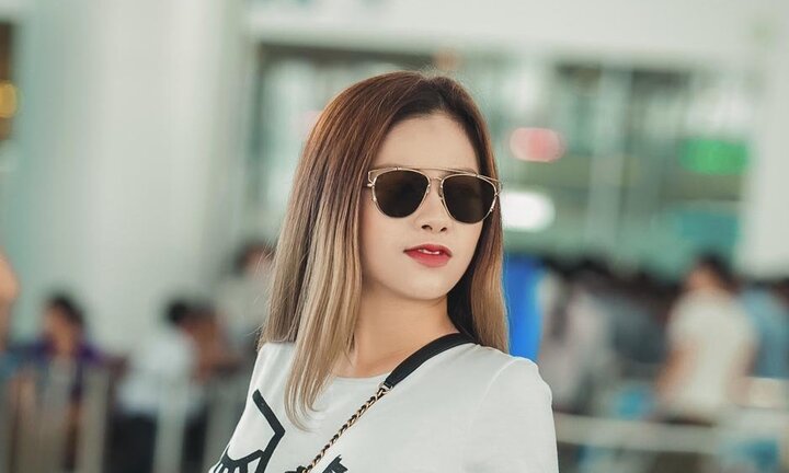 Dương Hoàng Yến nổi bật tại sân bay đi Nga lưu diễn
