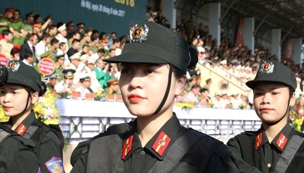 Ảnh: Nữ sinh cảnh sát duyệt binh hùng dũng trong ngày khai giảng