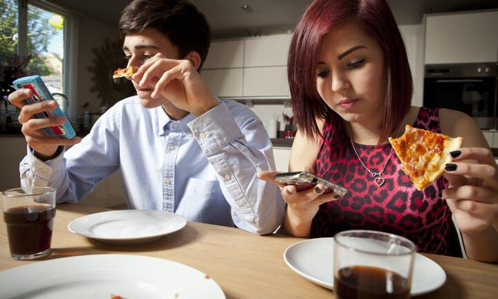 Cô gái bị bạn trai chia tay vì suốt ngày 'cắm mặt vào điện thoại'