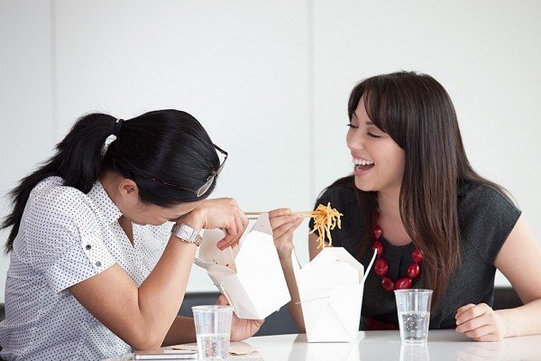 'Dở khóc dở cười' vì đồng nghiệp hay mang những món 'nặng mùi' đến văn phòng