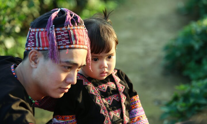 Tan chảy với bộ ảnh đầy yêu thương: 'Bố đưa con đi khắp thế gian' ở Mộc Châu