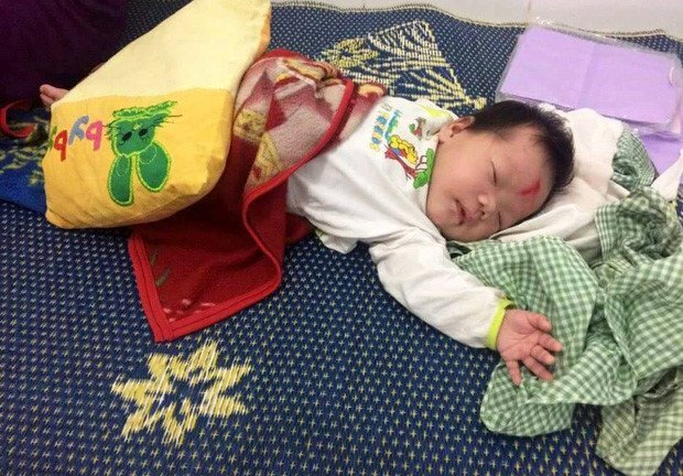 Bé 3 tháng tuổi bị bỏ rơi bên đường ở Nghệ An đã có bố mẹ nuôi