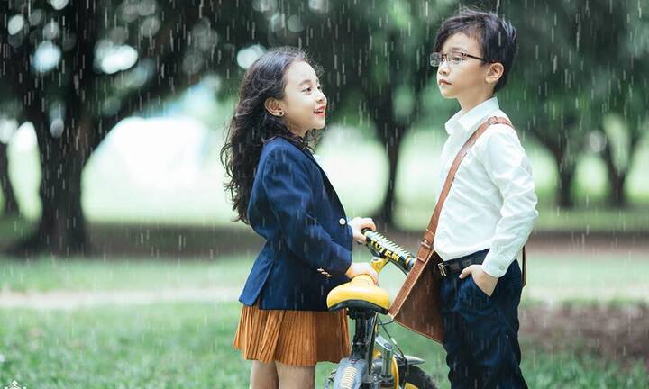 Tan chảy trước vẻ dễ thương của cặp đôi 'Em gái mưa' phiên bản con nít