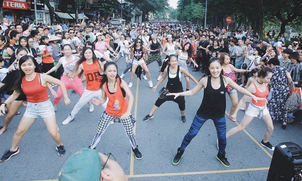 Hàng trăm người hào hứng với màn nhảy tập thể trên phố đi bộ