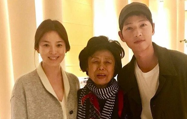 Song Joong Ki và Song Hye Kyo để mặt mộc, thân thiện chụp ảnh tại Paris