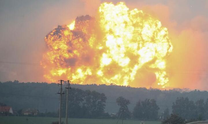 Ảnh: Kho vũ khí Ukraine nổ tan thành, tạo cầu lửa khổng lồ