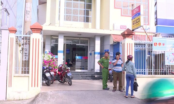 Dùng súng cướp ngân hàng ở Vĩnh Long: Phát hiện trang phục, túi xách của nghi phạm