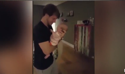 Tan chảy trước clip bố tắm cho con xong hát ru dỗ dành cực ngọt ngào