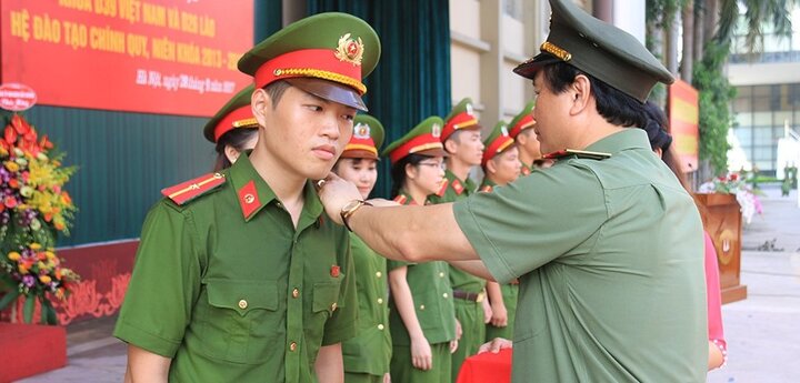 Học viện Cảnh sát nhân dân phong hàm sỹ quan cho hơn 1.000 học viên