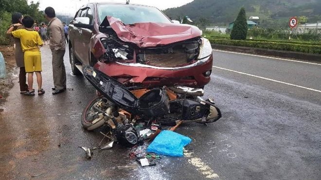 Xe ô tô đâm trực diện xe gắn máy, người đàn ông văng vào lề đường chết thảm
