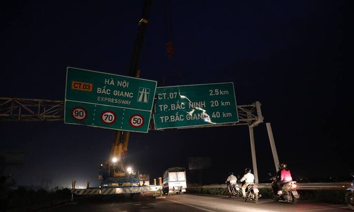 Video: Biển hiệu đổ sập, hàng trăm xe tải chôn chân trên Quốc lộ 1