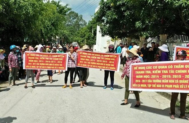Phụ huynh căng băng rôn đề nghị thanh tra tài chính trường học: Chủ tịch xã lên tiếng
