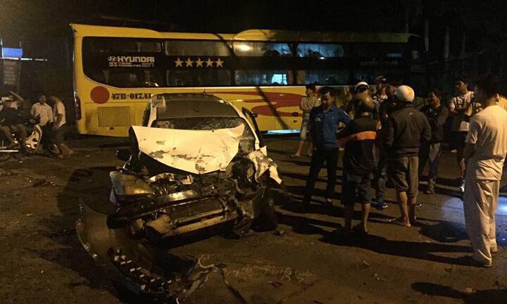 Xe khách chở 30 người tông xe taxi bẹp dúm