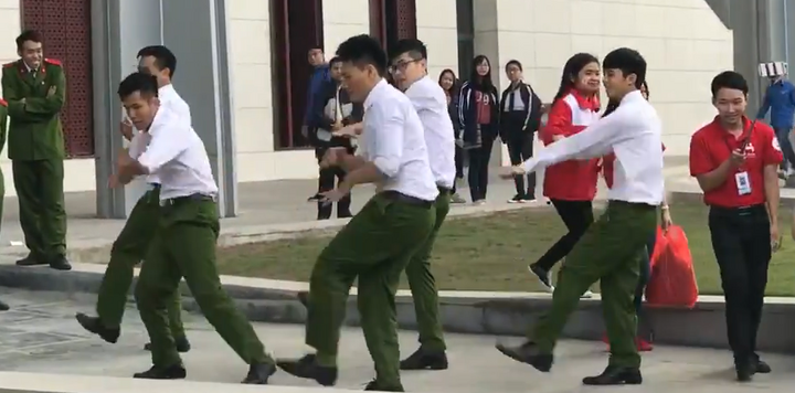 Nhóm nam sinh cảnh sát nhảy điêu luyện trên nền nhạc sôi động gây 'bão' mạng