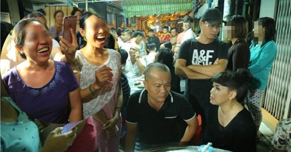 Đám đông cười đùa, xin chụp ảnh phản cảm trong đám tang nghệ sĩ Khánh Nam