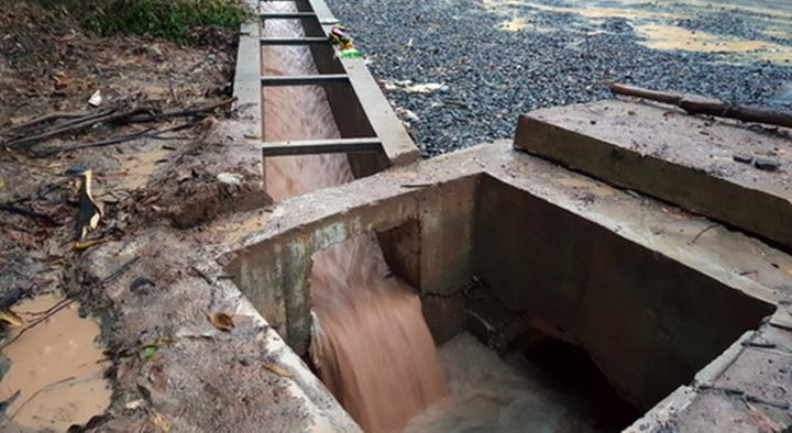 Bé trai 11 tuổi bị nước mưa cuốn xuống cống chết thương tâm: Ai phải chịu trách nhiệm?