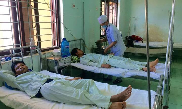 Đang trú mưa trong chòi, 3 người bị sét đánh thương vong
