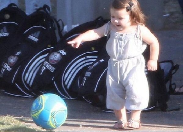 Clip: Công chúa út Harper chập chững ra sân chơi bóng cùng bố David Beckham