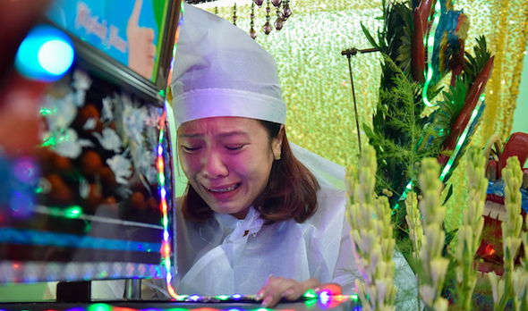 Con gái nghệ sĩ Khánh Nam từ Mỹ về khóc nức nở bên linh cữu cha