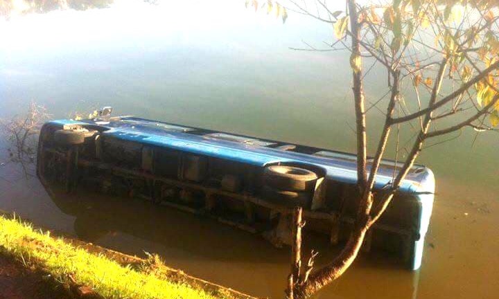 Xe khách lao xuống hồ Xuân Hương, hành khách đập cửa kính thoát thân