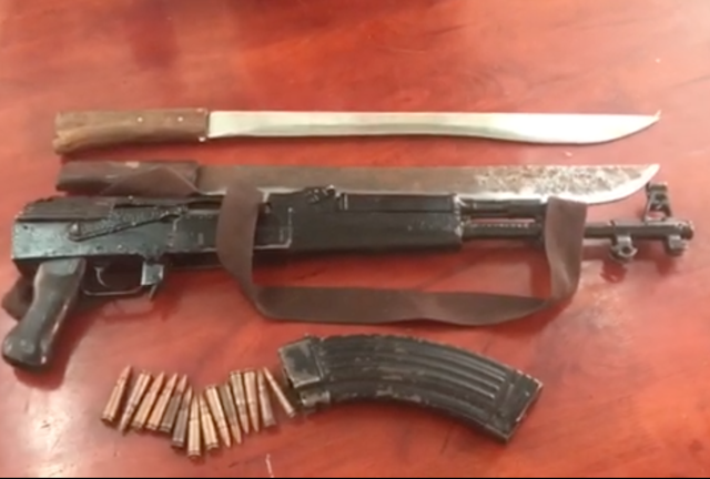 Trên đường chạy trốn, kẻ bị truy nã cướp súng của cảnh sát đi gây án