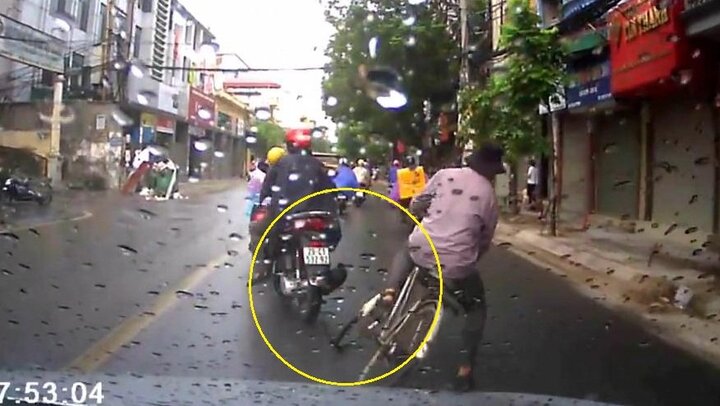 Người đàn ông đi SH tạt đổ xe cụ già rồi thản nhiên bỏ đi