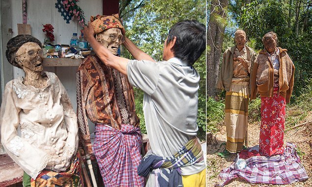 Rùng rợn lễ hội đào mộ, mặc quần áo cho xác chết diễu quanh làng