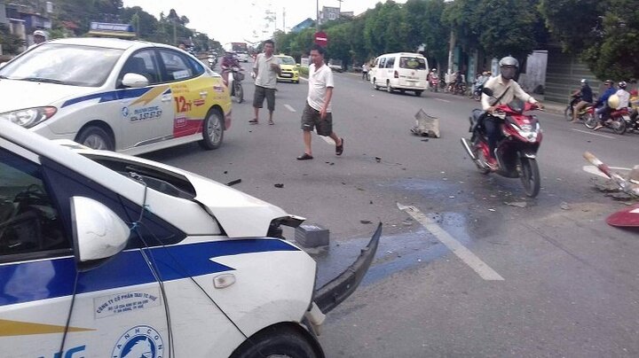 Taxi chở 5 người tông gãy cột điện, 3 người trọng thương