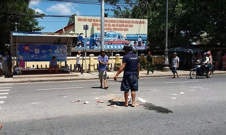 Xe máy va chạm xe khách, cụ bà 79 tuổi chết tại chỗ