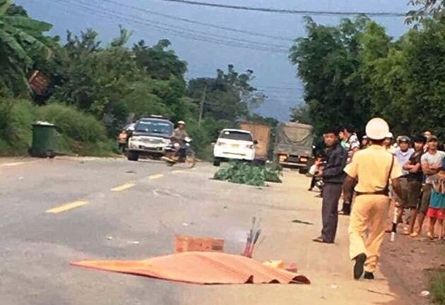 Nam thanh niên băng qua đường bị xe khách tông chết