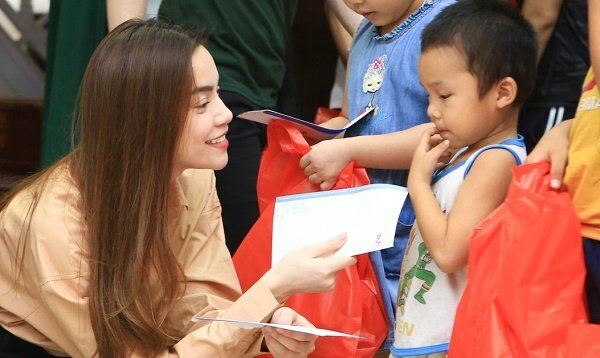 Hồ Ngọc Hà giản dị cùng fan trao quà Trung thu cho trẻ em nghèo