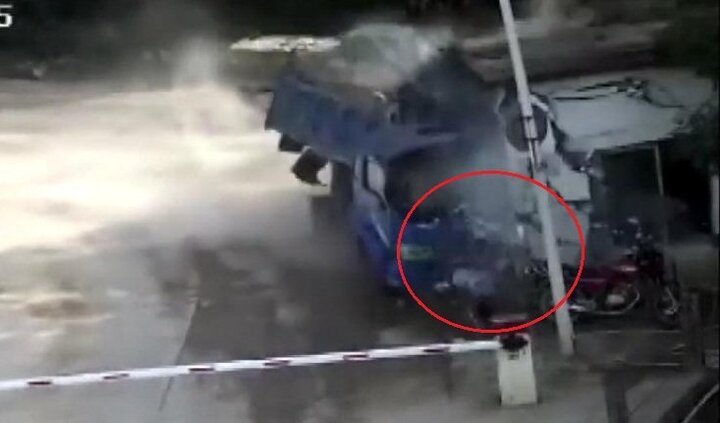 Kinh hãi khoảnh khắc xe tải lao như điên, húc nát phòng bảo vệ