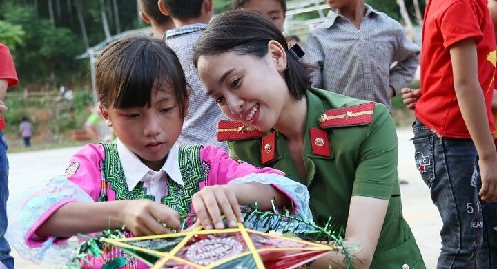 Chiến sỹ cảnh sát trẻ mang Tết Trung thu ý nghĩa đến với trẻ em vùng cao
