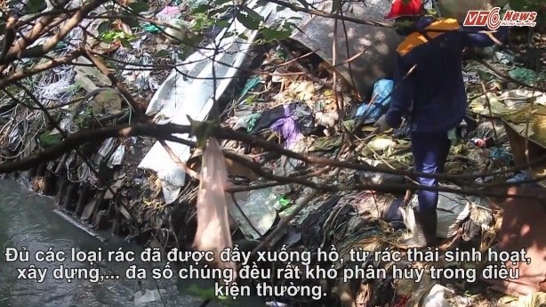 Kinh hãi hồ Linh Quang đẹp đẽ giữa lòng thủ đô biến thành hồ rác thải ngập ngụa